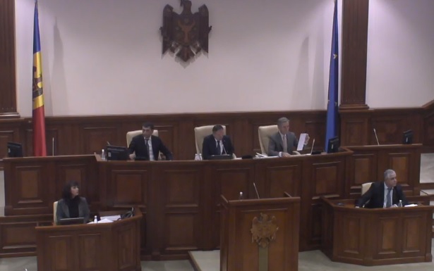 Aliona Babiuc vine in locul Oxanei Domenti, desi comunistii nu sunt de acord. Babiuc: "Am fost aleasa de cetateni, ei asa distrug fractiunea". Va fi deputat neafiliat