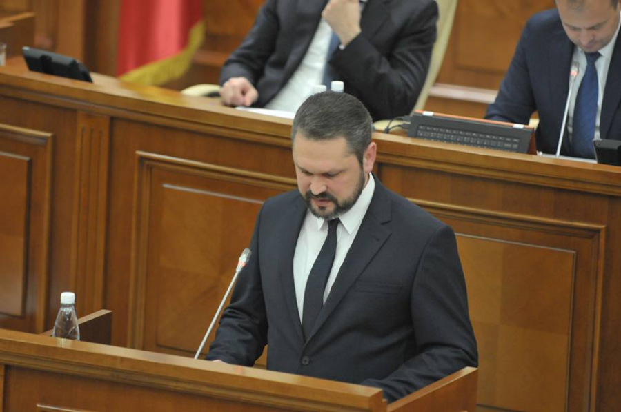 Dupa ce a fost votat de 60 de deputati, noul sef al CNA, Bogdan Zumbreanu a depus juramantul la tribuna Parlamentului - GALERIE FOTO
