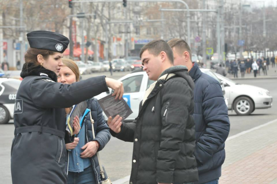 Oamenii legii au impartit pliante in centrul capitalei si au anuntat ca de sarbatori peste trei mii de politisti vor asigura ordinea publica - GALERIE FOTO