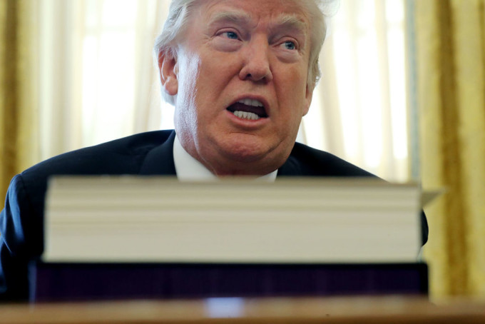 Trump sugereaza ca Departamentul de Justitie ar face parte dintr-un stat " ascuns" care comploteaza impotriva sa