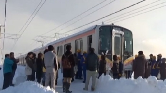 Intarzieri record ale trenurilor in Japonia, provocate de caderile masive de zapada
