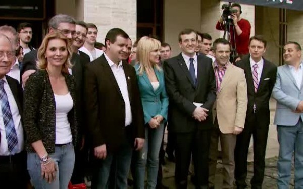 Miscarea Populara a depus listele de candidati pentru alegerile europarlamentare, fara numele Elenei Basescu