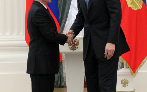 Imaginea saptamanii: Vladimir Putin - un pitic pe langa un om de afaceri de la Kremlin
