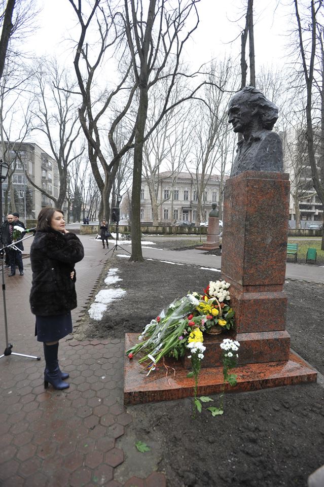 Astazi se implinesc 83 de ani de la nasterea lui Grigore Vieru. Pentru a-l omagia, la bustul poetului de pe Aleea Clasicilor au venit oficiali, rude si prieteni - GALERIE FOTO