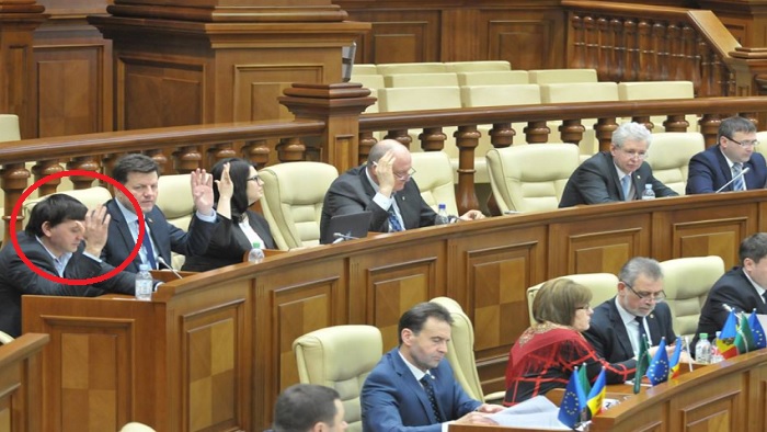 A ajuns in Parlament de pe listele PLDM, dar voteaza cu cei din PD si PPEM. Cum a fost surprins noul deputat Sergiu Ceaus - GALERIE FOTO