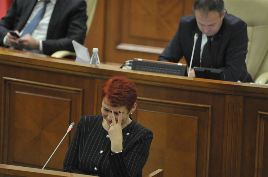 Victorie sau doua luni? Gestul facut de Raisa Apolschii, deputat PD, pe 21 decembrie, cand Vitalie Pirlog a fost votat pentru functia de director SIS - FOTO