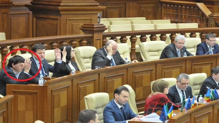 Sergiu Ceaus, ajuns in parlament de pe listele PLDM, dar surprins cum voteaza cu democratii, a fost dat afara din fractiunea liberal-democrata - VIDEO