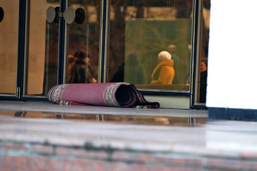 Cu doua zile inainte de 8 martie, seful statului a impartit flori femeilor - GALERIE FOTO