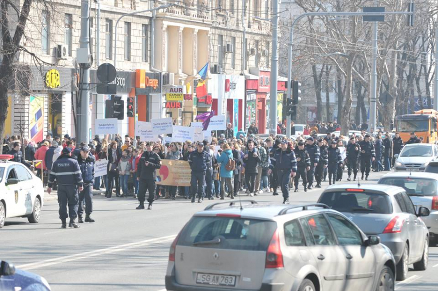 Zeci de femei, sustinute de barbati, au marsaluit prin centrul capitalei. Manifestantii au vrut sa demonstreze in felul acesta ca solidaritate intre femei exista - GALERIE FOTO