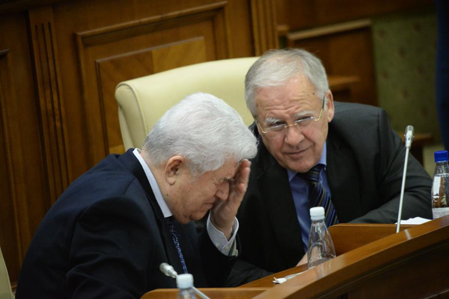 Pe Vladimir Voronin l-au podidit lacrimile dupa o discutie cu Diacov. Cum a fost surprins liderul PCRM la sedinta Parlamentului - GALERIE FOTO