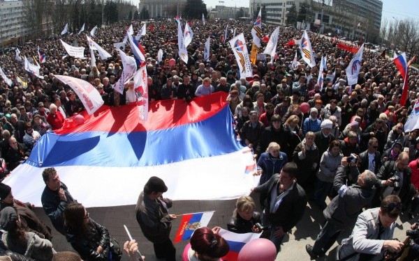 Criza in Ucraina. Steagul Rusiei, arborat pe sediul administratiei provinciale din Donetsk. Manifestantii cer un referendum