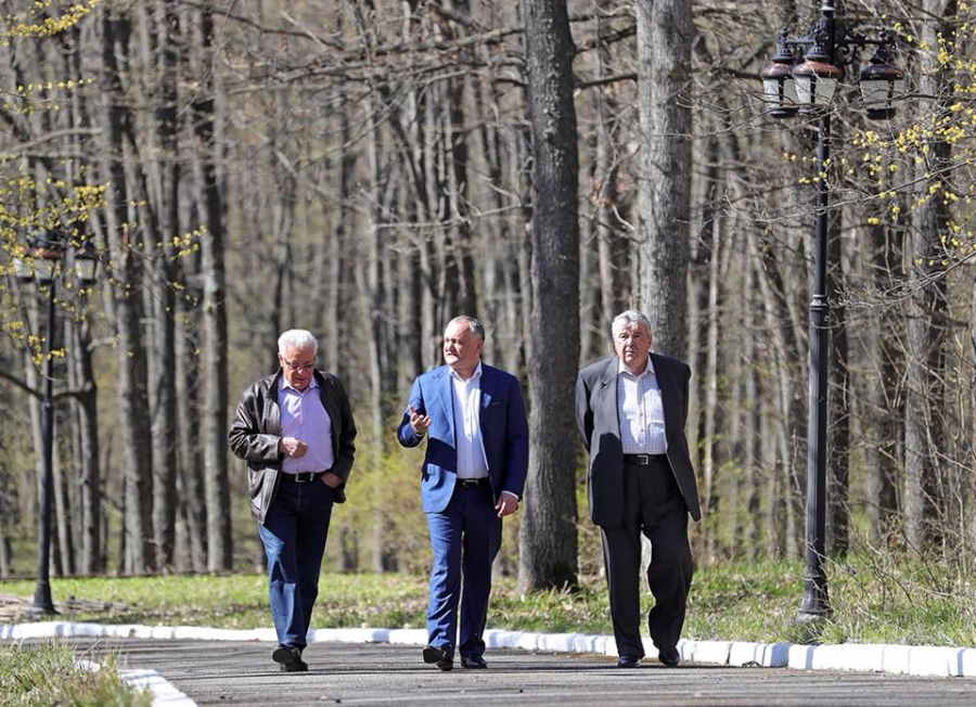 Snegur, Lucinschi si Dodon - intr-o singura fotografie: "Epoci diferite, destine politice diferite, dar parte a istoriei Republicii Moldova"