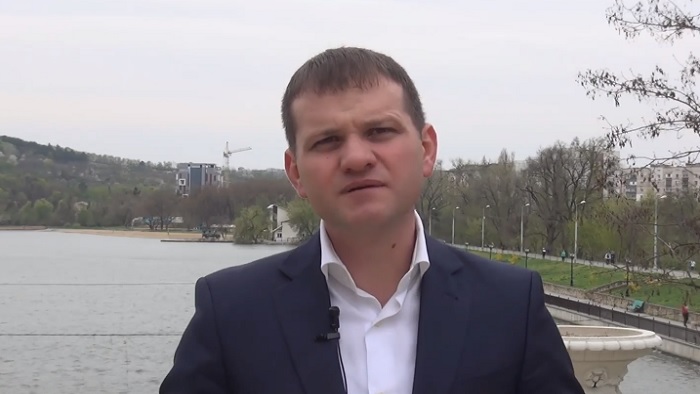 Valeriu Munteanu critica politicienii in spotul filmat la Valea Morilor: "Filat si Plahotniuc ne-au furat metroul din Chisinau, Sor ne-a furat Aeroportul. Eu voi aduce Aeroportul in proprietatea primariei, cand voi fi ales primar al Chisinaului" - VIDEO