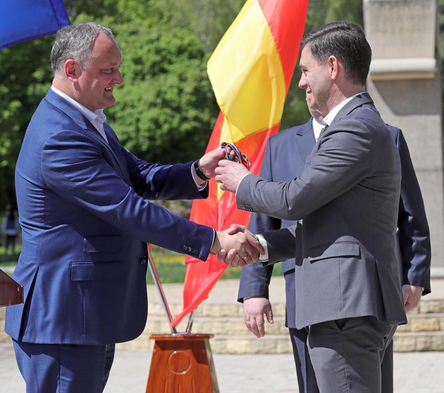 Dodon imparte, prin raioane, tractoarele primite de la Lukasenko: a urcat, din nou, la volanul unui vehicul, s-a fotografiat si a postat imaginle pe facebook - GALERIE FOTO