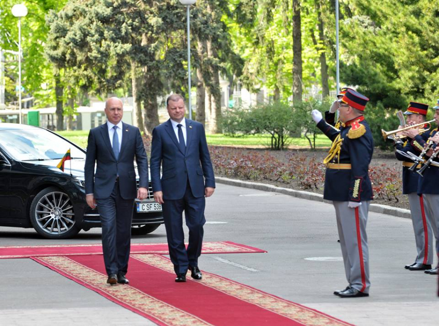 Premierul Filip s-a intalnit cu prim-ministrul Lituaniei Saulius Skvernelis, la Guvern. Ceremonia de intampinare - GALERIE FOTO