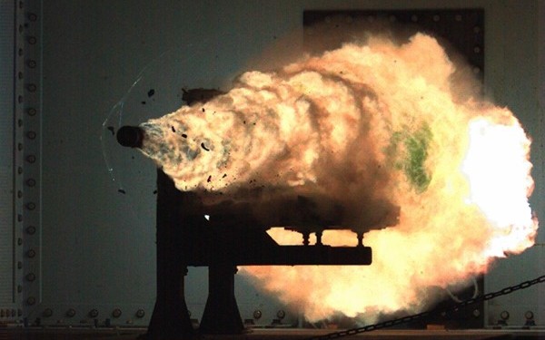 Armata americana se lauda cu o arma de ultima generatie, tunul electromagnetic: "Nimic nu poate trece de el"