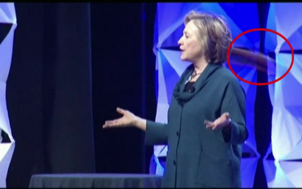 Hillary Clinton, atacata in timpul unei conferinte. Vezi cu ce a aruncat o femeie in ea. VIDEO