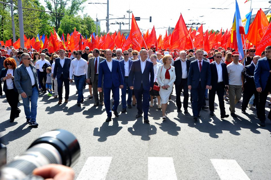 Mars rosu in PMAN. De 1 mai, socialistii, simpatizantii acestora si seful statului au strabatut centrul orasului, marcand Ziua Internationala a Muncii. Printre manifestanti au putut fi vazuti si multi copii - GALERIE FOTO