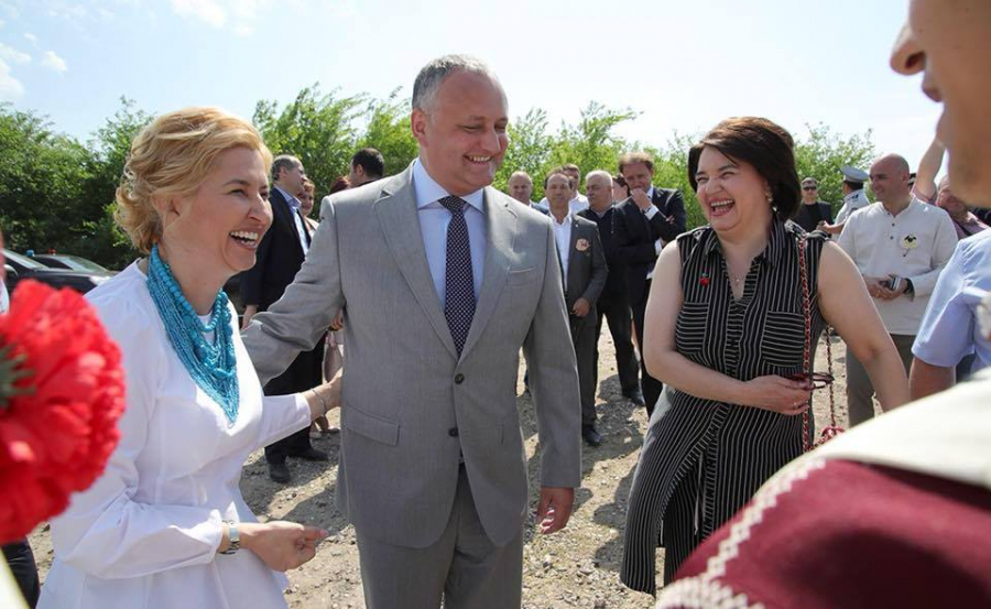 Rad cu gura pana la urechi. Cum au fost surprinsi presedintele Dodon si democrata Monica Babuc, la un eveniment organizat la Ceadir - Lunga - FOTO