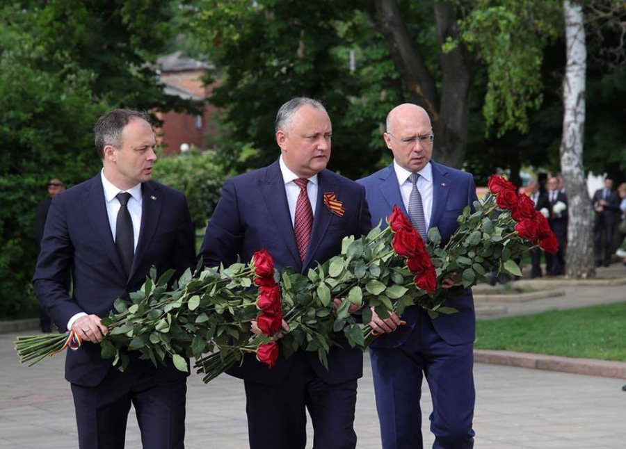 Candu, Dodon si Filip, cu buchete identice de trandafiri, de Ziua Victoriei - GALERIE FOTO