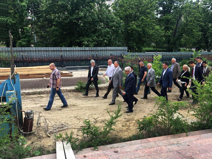 Dodon spune ca dupa ce va fi data in exploatare cladirea reparata a Presedintiei, in fata va aparea un scuar al Domnitorilor Moldovei - FOTO