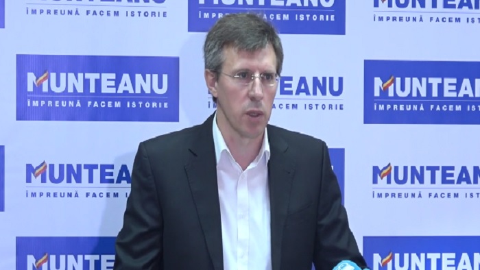 Dorin Chirtoaca: "Nu exista candidatul Silvia Radu, exista Plahotniuc si masca Radu, nu exista Ion Ceban, exista Dodon si masca Ceban. Daca nu iesiti la vot, o sa fiti obiectele lui Plahotniuc"