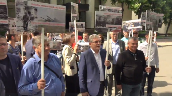 URMARESTE LIVE. Protestul deputatilor Partidului Liberal in fata presedentiei