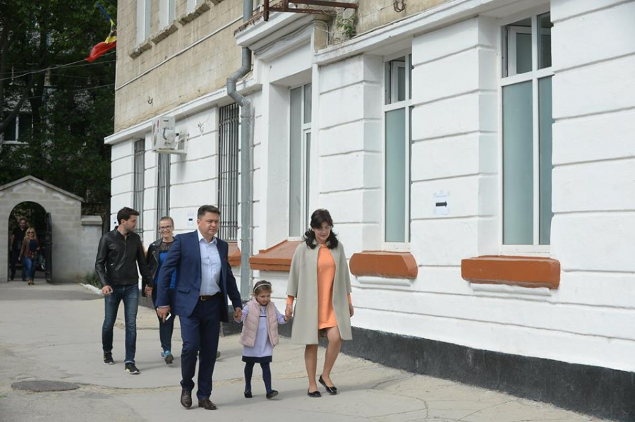 Locuitorii capitalei isi aleg astazi primarul pentru un mandat de un an. Rand pe rand, singuri sau impreuna cu familia candidatii au mers la vot - GALERIE FOTO