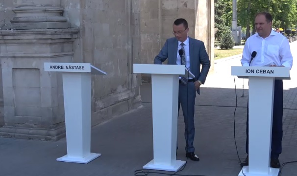 URMARESTE LIVE. Candidatul PSRM, Ion Ceban, organizeaza dezbateri publice in fata Arcului de Triumf, unde il asteapta pe contracandidatul sau Andrei Nastase