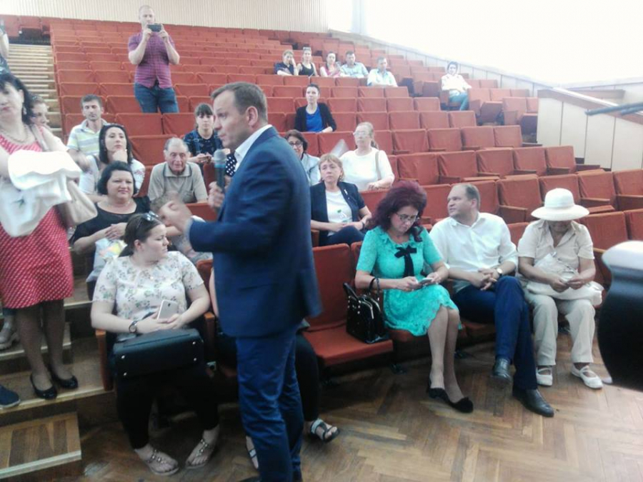 Suparat ca Nastase nu a participat la dezbaterile din PMAN, Ceban a mers la conferinta contracandidatului sau. Luat la rost de oameni, socialistul s-a asezat pe scaun si a stat pana la capat: "Am venit sa-l ascult pe Andrei", "Provoci lumea"
