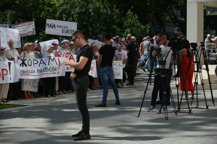 Cu bodyguarzi care purtau dupa ei valize antiglont. Cum a venit Ilan Sor la Curtea de Apel - GALERIE FOTO