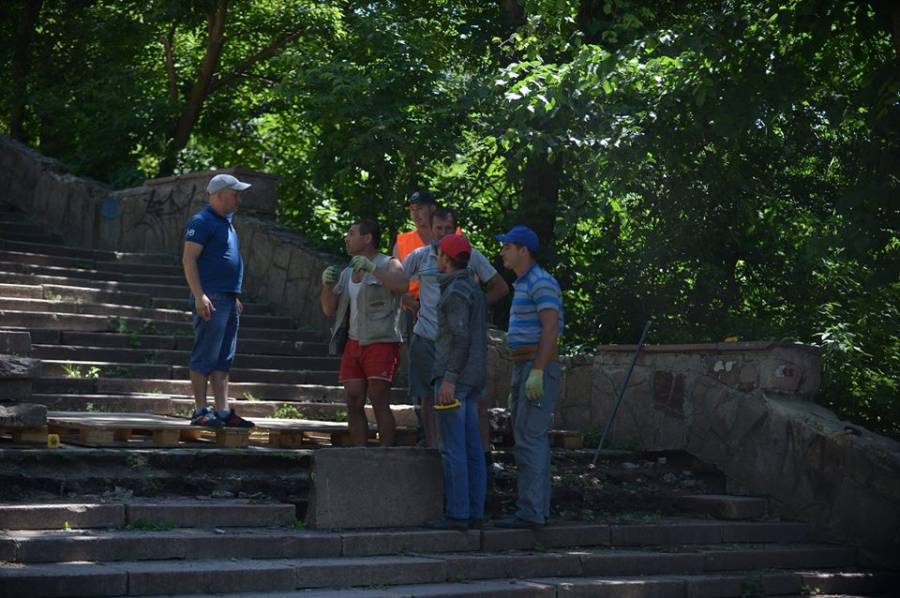 A inceput reparatia scarilor din parcul Valea Morilor - GALERIE FOTO