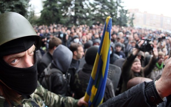 Criza in Ucraina. Soldati ucraineni au trecut de partea separatistilor. Steagul Rusiei, pe vehiculele blindate ale Kievului