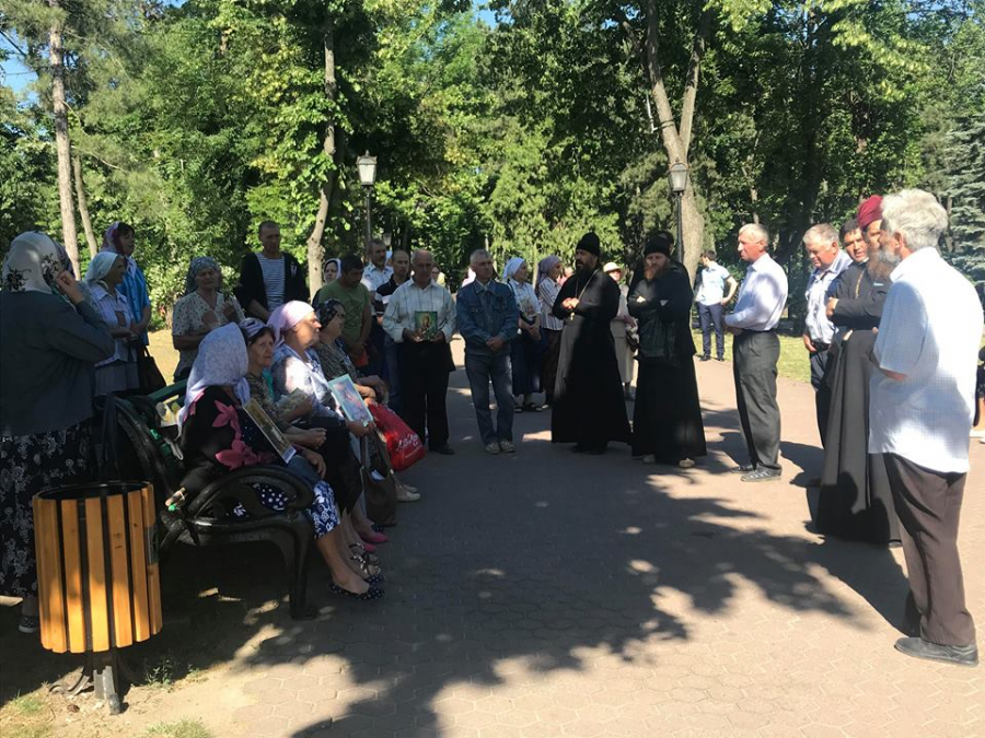 URMARESTE LIVE. Un grup de crestini protesteaza si cere Parlamentului sa interzica propaganda homosexualitatii