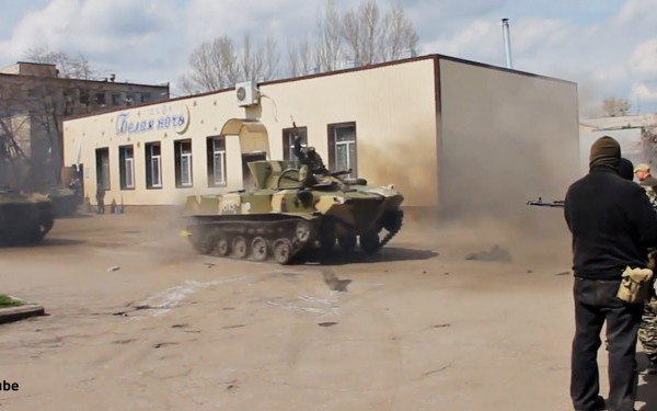 VIDEO. Separatistii ucraineni fac show cu o tancheta capturata. In loc de razboi civil, demonstratie de soferie