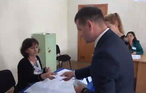 Liberalul Valeriu Munteanu si-a exprimat votul: "Am votat pentru a da sperante Chisinaului si Republicii Moldova" - FOTO