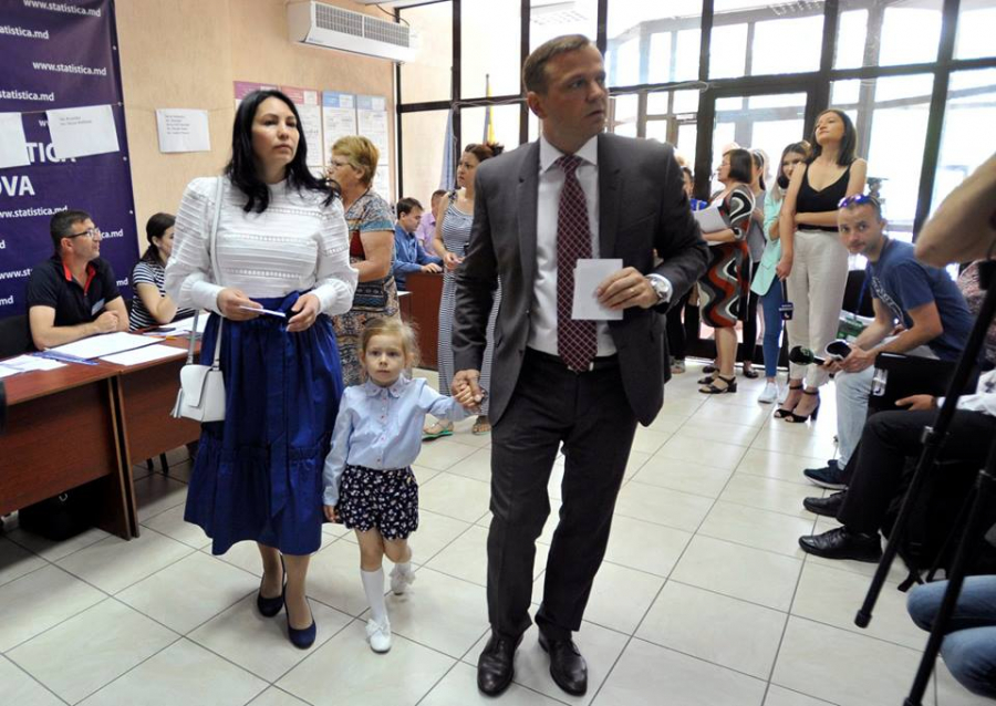 Candidatii la functia de primar al capitalei si-au exprimat dreptul la vot dis-de-dimineata - GALERIE FOTO