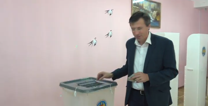 Fostul primar al capitalei, Dorin Chirtoaca, si-a exprimat votul: "Pe 3 iunie 2007 a fost primul tur de scrutin si iata ca pe 3 iunie 2018 este al doilea tur de scrutin"