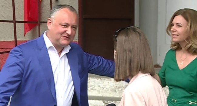 Presedintele tarii a votat. Igor Dodon: "Eu am votat pentru un profesionist. De astazi incepe o etapa noua pentru capitala" - GALERIE FOTO
