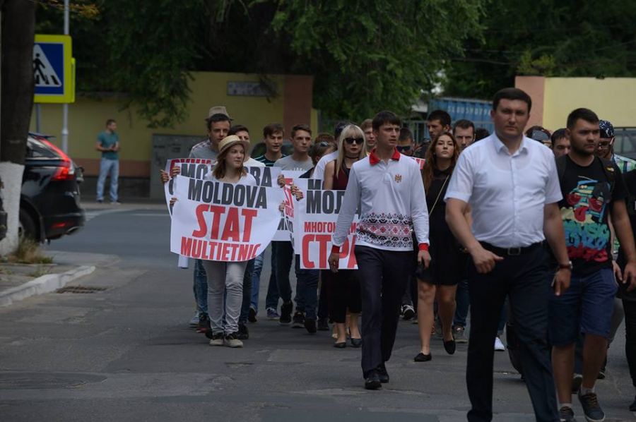 Cu pancarde in maini, socialistii au scandat in fata CC, manifestandu-si nemultumirea fata de tentativa de a priva limba rusa de statutul de limba de comunicare interetnica - GALERIE FOTO
