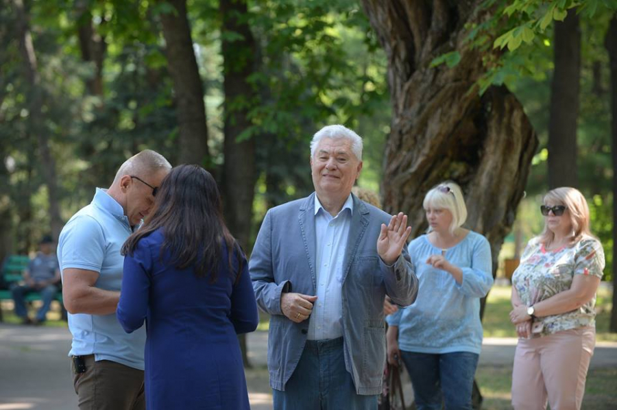 Dupa socialisti, si comunistii au depus flori la bustul poetului rus Alexandr Puskin, cu ocazia implinirii a 219 ani de la nasterea poetului