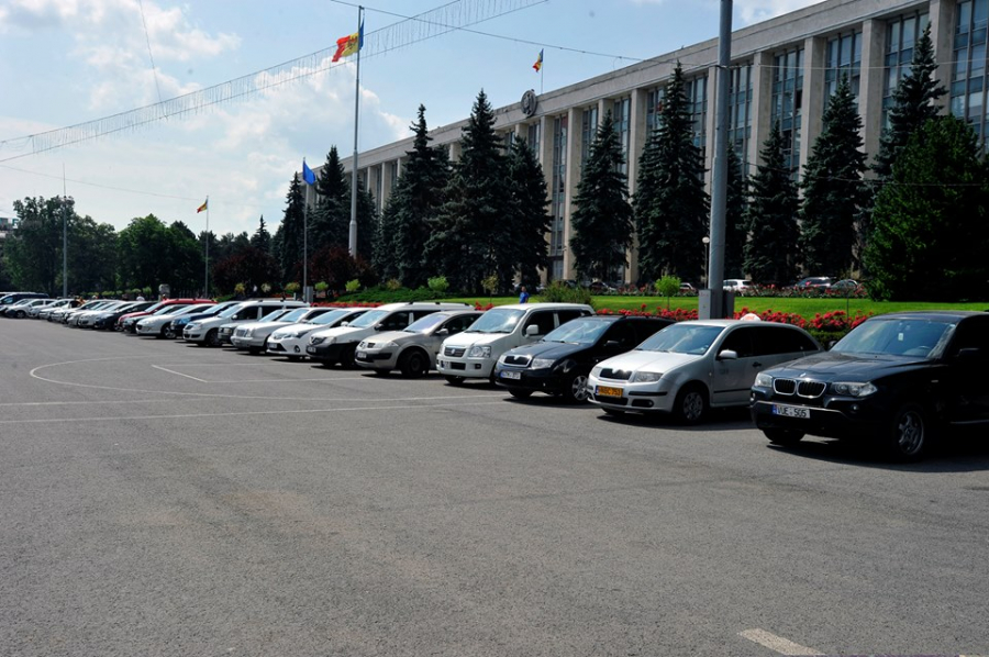 Cu masinile, la protest in fata Guvernului. Zeci de soferi si-au parcat vehiculele in PMAN, nemultumiti de scumpirile la carburanti - GALERIE FOTO