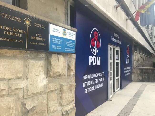 Dorin Chirtoaca, despre panourile instalate de PD la sediul Judecatoriei Buiucani: "Nu trebuia sa le scoateti" 