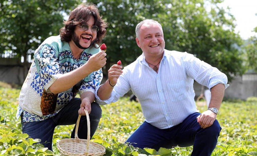 Dodon si Kirkorov au cules capsuni pe muzica populara, au pozat, au facut baie de multime la festival, iar apoi au mers sa ia pranzul acasa la mama presedintelui - GALERIE FOTO