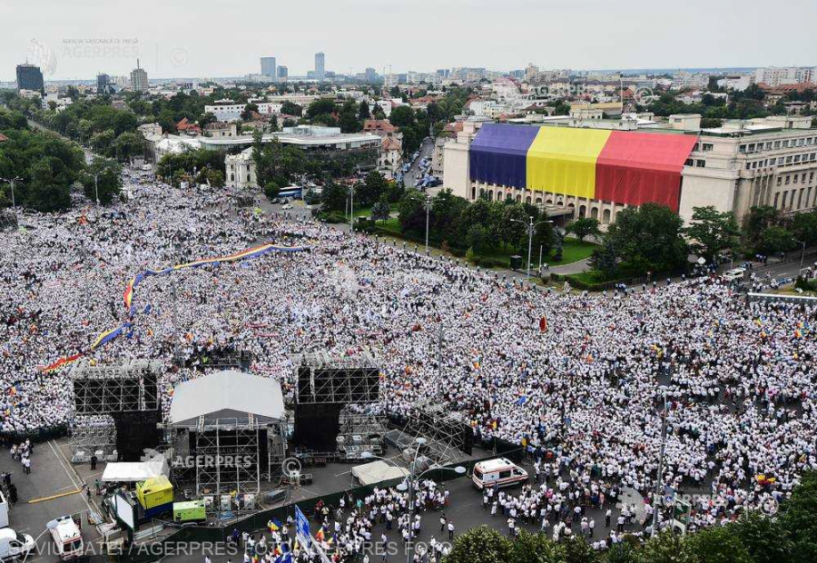 Miting de amploare la Bucuresti. PSD, aflat la putere, si mii de sustinatori s-au adunat in fata Guvernului, pentru a protesta fata de presupuse abuzuri ale procurorilor anticoruptie: au fost adusi oameni din toate colturile tarii - VIDEO