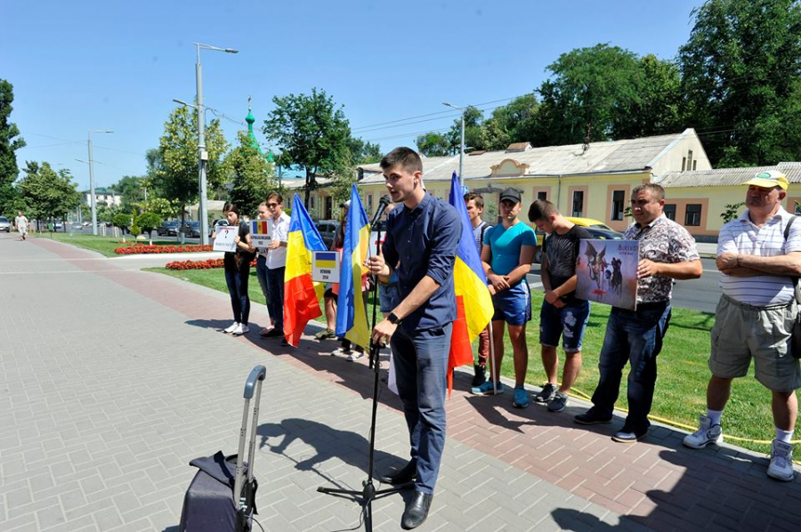 De ziua Nationala a Rusiei un grup de unionisti si cativa veterani ai conflictului de pe Nistru au protestat in fata ambasadei Rusiei - GALERIE FOTO