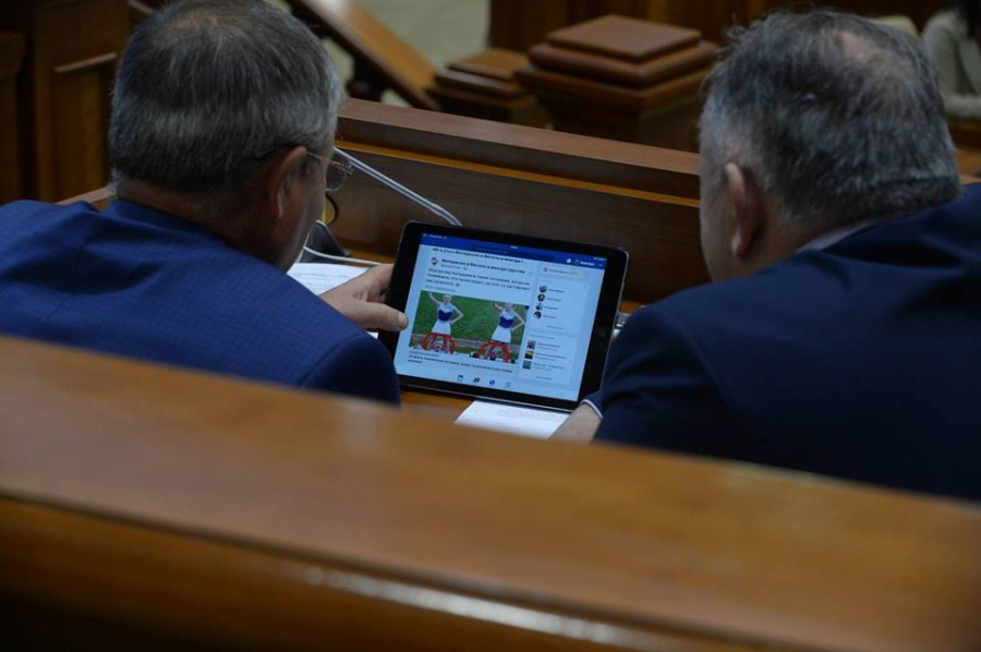 Cum au fost surprinsi doi deputati liberali, la sedinta Parlamentului de astazi - FOTO