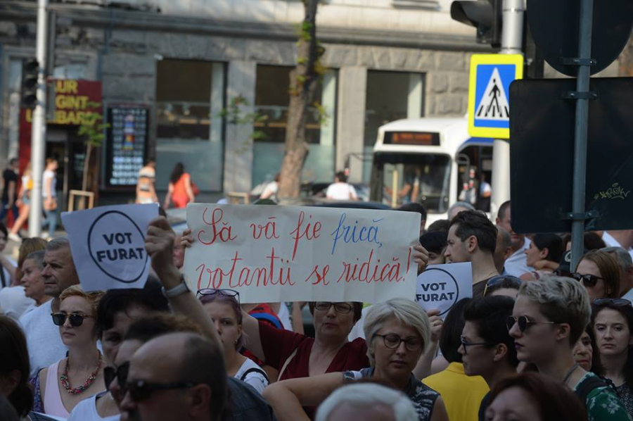 O multime de oameni protesteaza in fata Primariei, dupa ce Curtea de Apel a lasat in vigoare decizia primei instante, de invalidare a alegerilor locale - GALERIE FOTO