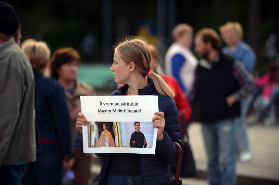 Zeci de oameni au iesit sa-l sustina astazi pe preotul Maxim Melinti, caruia Mitropolia Moldovei i-a interzis sa mai oficieze slujbe dupa ce a fost premiat de comunitatea LGBT - GALERIE FOTO