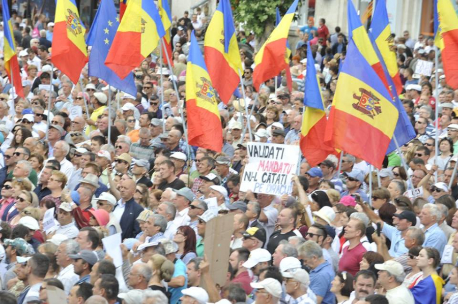 O multime de oameni s-au adunat astazi in centrul capitalei si au cerut ca alegerile locale de la Chisinau sa fie declarate valide. Maia Sandu: "Noi suntem poporul" - GALERIE FOTO